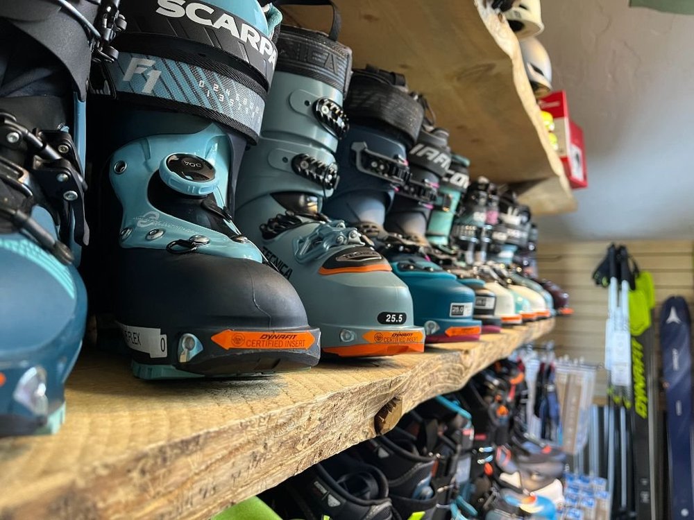 How to pick the right ski boot for your foot size and skiing style?